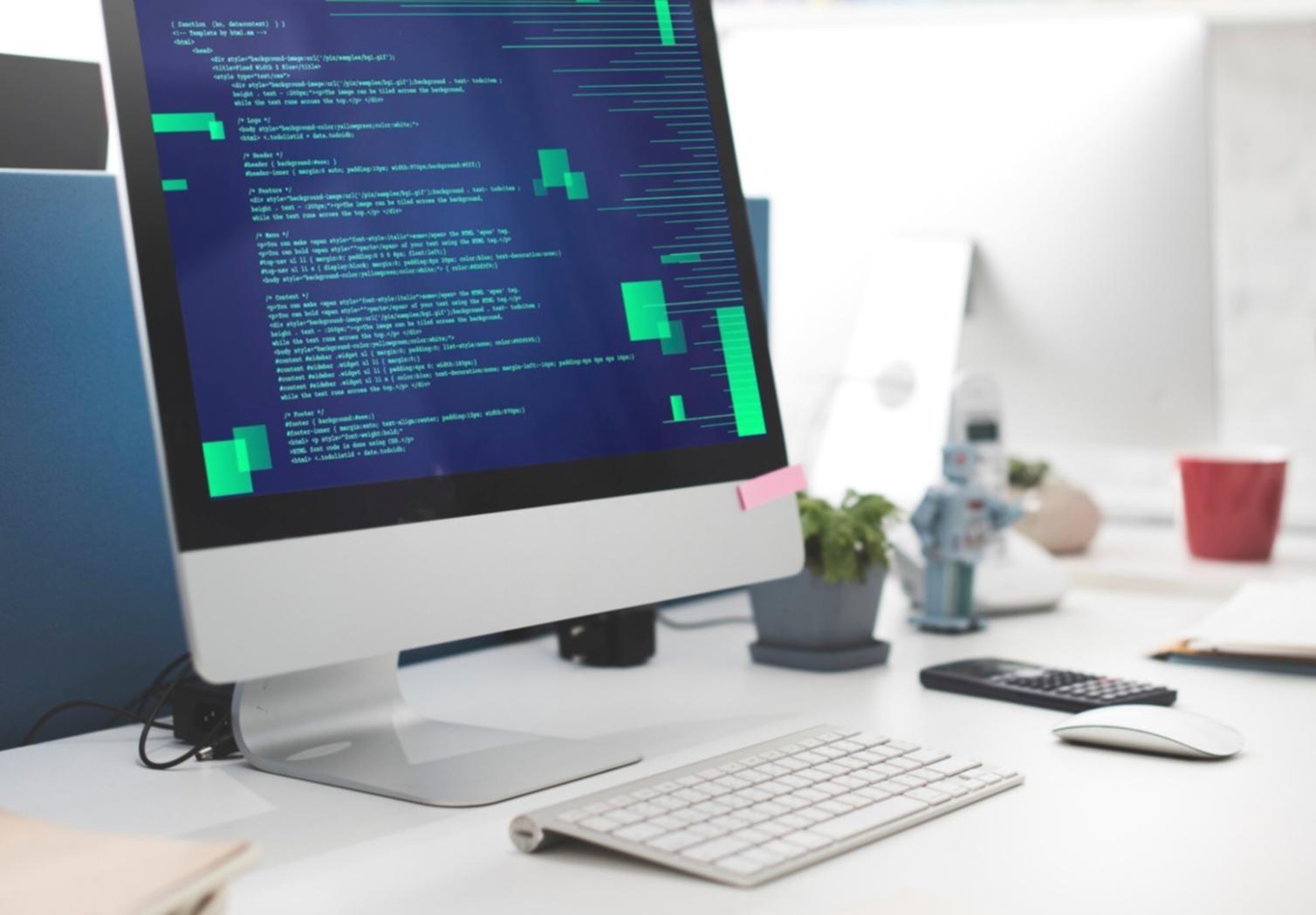 Teilnehmer bei der praktischen Übung mit assistiven Technologien